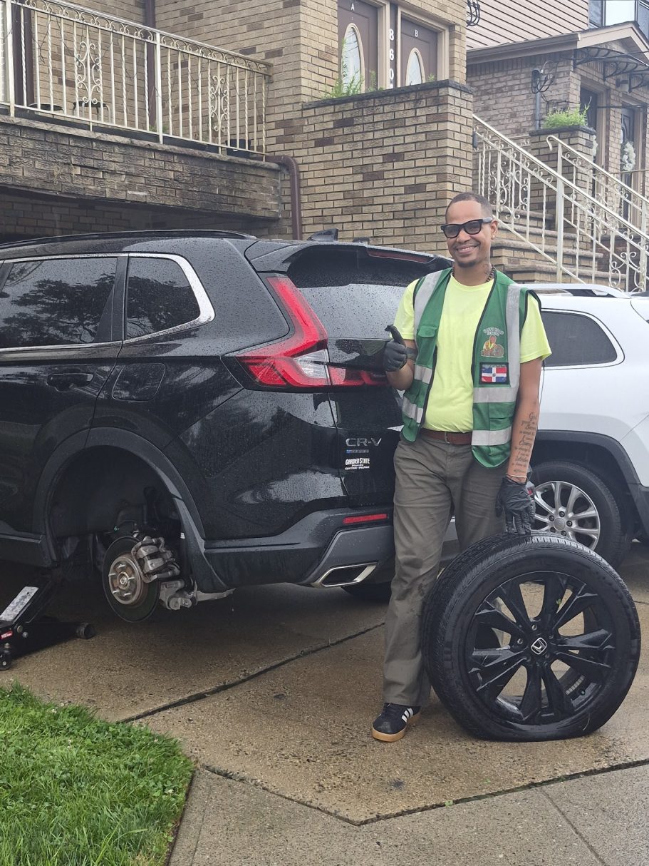 Tire Change in Secaucus NJ Luis Changing a Flat Tire In Secaucus NJ