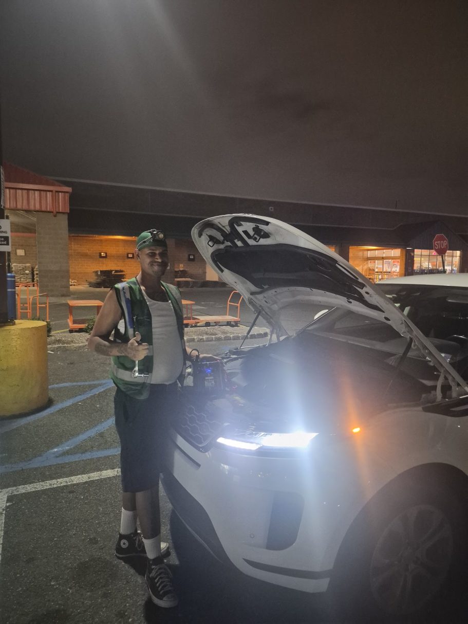 Battery jumpstart In Jersey City Jumpstart Service On Range Rover With a Dead battery